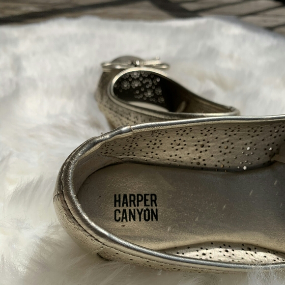 Girls gold flats - Picture 3 of 3